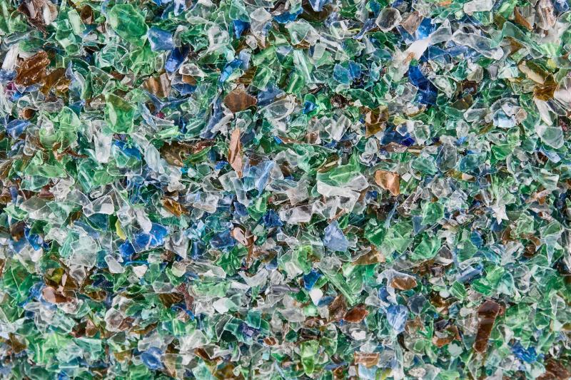 Coloured PET flakes
